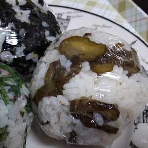 きゅうりのキューちゃんと白ごまのおにぎり レシピ 作り方 By はーとねこ クックパッド 簡単おいしいみんなのレシピが350万品