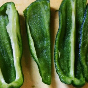 楽ワザ ピーマンの種を散らかさない切り方のつくれぽ クックパッド 簡単おいしいみんなのレシピが360万品