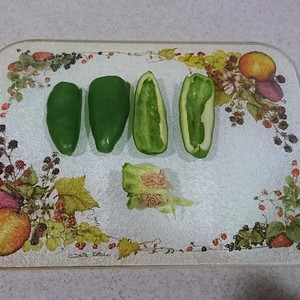 超簡単 ピーマンの種をよけて切る方法 レシピ 作り方 By 横浜市 クックパッド 簡単おいしいみんなのレシピが351万品