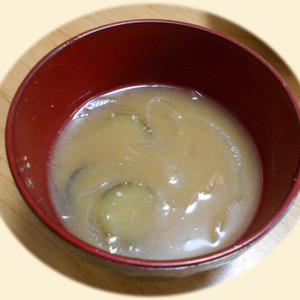 鯵の頭と骨で出汁を取って お味噌汁 レシピ 作り方 By 水玉 金魚 クックパッド 簡単おいしいみんなのレシピが356万品