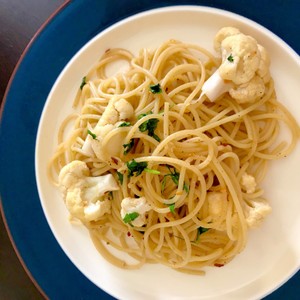 春菊とカリフラワーのペペロンチーノ レシピ 作り方 By Mai Sun クックパッド 簡単おいしいみんなのレシピが366万品