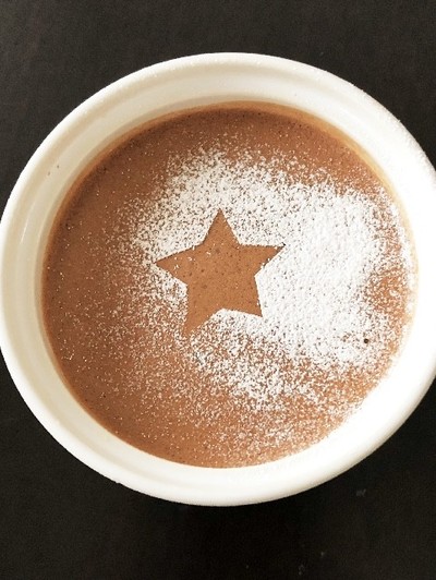  4つの材料で作るグルメなチョコレートムースのレシピ