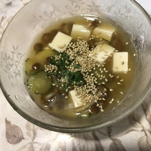 夏は冷やしで きゅうりとなめこのみそ汁 レシピ 作り方 By まるみたん クックパッド 簡単おいしいみんなのレシピが360万品