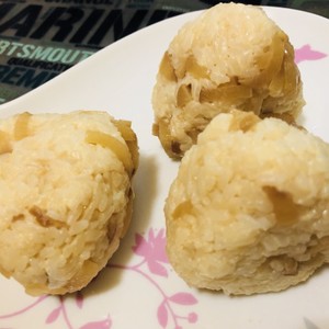 いぶりがっこチーズおにぎり レシピ 作り方 By Kakikukeei クックパッド 簡単おいしいみんなのレシピが356万品