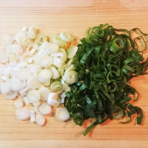 簡単 泥付き根付き太いねぎの下処理 レシピ 作り方 By だんどり亭 クックパッド