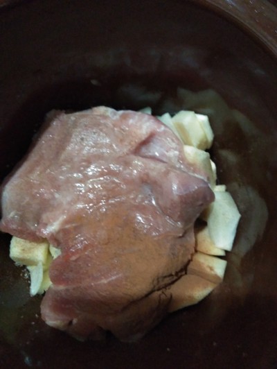 スロークッカーで作った豚肉とガンジュール（ピジョンエンドウ）のシチューのレシピ