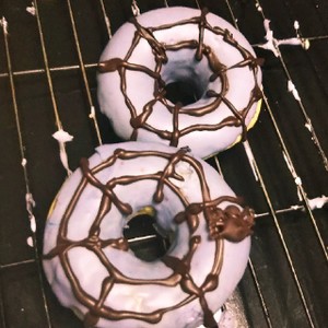 ハロウィンにも 紫芋の焼きドーナツ レシピ 作り方 By Minly3 クックパッド 簡単おいしいみんなのレシピが349万品