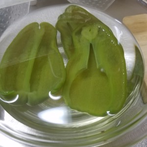 離乳食 レンジで簡単ピーマンの皮剥き レシピ 作り方 By もいちぴ クックパッド 簡単おいしいみんなのレシピが356万品