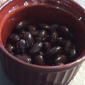 甘くない 黒豆の煮方 レシピ 作り方 By 縞猫庵 クックパッド 簡単おいしいみんなのレシピが352万品