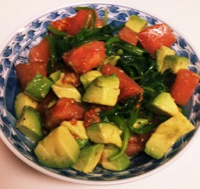 ストロベリーアボカドほうれん草サラダ、グリルチキンとレモンポピーシードドレッシング添え レシピ