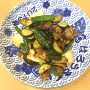 海老ズッキーニパプリカのガーリックソテー レシピ 作り方 By ひびきんぎょ クックパッド 簡単おいしいみんなのレシピが360万品