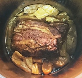 スロークッカーで作った豚肉とガンジュール（ピジョンエンドウ）のシチューのレシピ