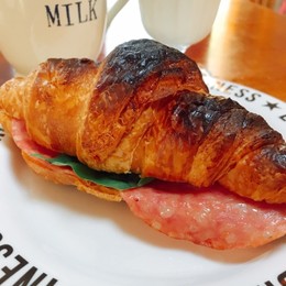 ハムとチーズのクロワッサン朝食キャセロールのレシピ