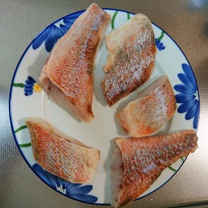 初心者さんも簡単 赤魚の霜降り 下処理 レシピ 作り方 By 新米幸せママ クックパッド 簡単おいしいみんなのレシピが364万品