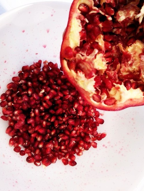 ざくろの簡単で楽しい食べ方 剥き方 レシピ 作り方 By Heimao46 クックパッド 簡単おいしいみんなのレシピが373万品