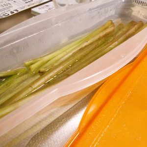 レンジで簡単 フキの下処理 レシピ 作り方 By Kik10 クックパッド 簡単おいしいみんなのレシピが349万品