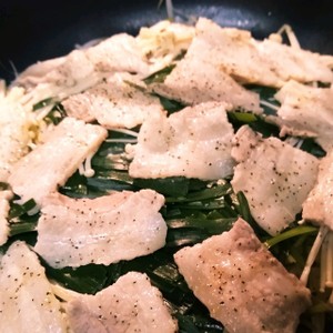 節約ヘルシー 豚バラ もやし ニラ蒸し レシピ 作り方 By Canacochan クックパッド 簡単おいしいみんなのレシピが354万品