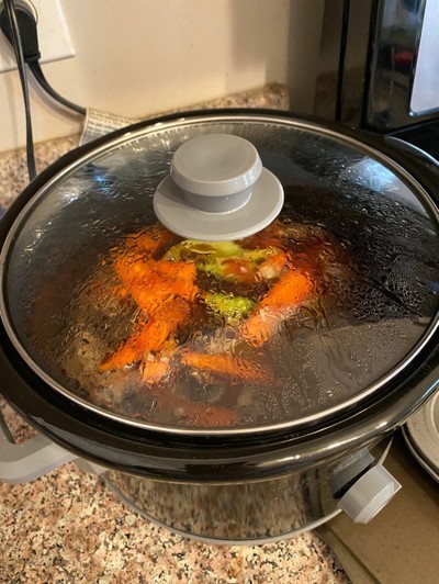 スロークッカーで作った豚肉とガンジュール（ピジョンエンドウ）のシチューのレシピ