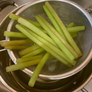 ふき 野草ツワブキ の下ごしらえ 保存 レシピ 作り方 By まなげ クックパッド 簡単おいしいみんなのレシピが359万品