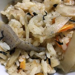 鶏とごぼうの炊き込みご飯 めんみ使用 レシピ 作り方 By キッコーマンつゆ クックパッド 簡単おいしいみんなのレシピが356万品