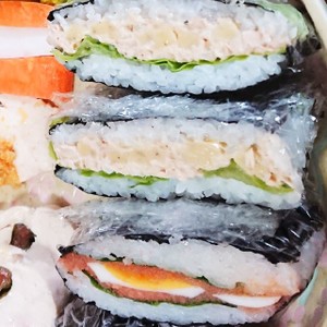 おにぎらずの節約包み方 私の一番お勧め レシピ 作り方 By はんちくたい クックパッド 簡単おいしいみんなのレシピが350万品