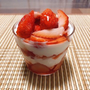 苺ヨーグルトパフェ レシピ 作り方 By Haruko H クックパッド 簡単おいしいみんなのレシピが357万品