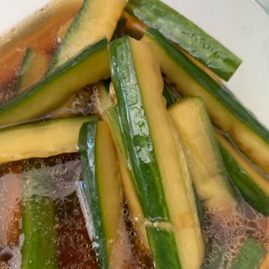 めんつゆとお酢で 簡単キュウリの漬物 レシピ 作り方 By あおい大地 クックパッド 簡単おいしいみんなのレシピが359万品