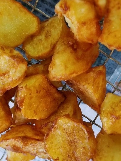 カリカリに焼いたフライドポテトのレシピ