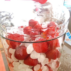 いちごシロップ いちご牛乳やソーダ割に レシピ 作り方 By 3世代がオイシイ クックパッド 簡単おいしいみんなのレシピが358万品