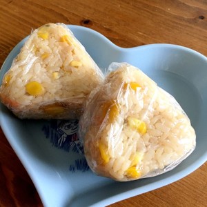 おにぎり コーンマヨ おかか醤油味 レシピ 作り方 By Dreamcream クックパッド 簡単おいしいみんなのレシピが351万品