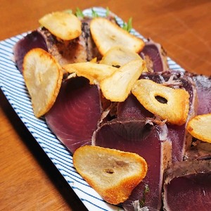 にんにくチップが香ばしい 鰹のたたき レシピ 作り方 By Y ｓ クックパッド 簡単おいしいみんなのレシピが371万品