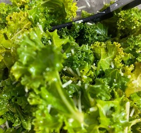 ファーマーズマーケットレストランのケールとキヌアのサラダのレシピ