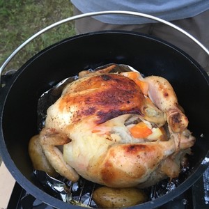 ダッチオーブンで丸鶏 アウトドアに レシピ 作り方 By チームtone クックパッド 簡単おいしいみんなのレシピが360万品