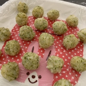 手づかみ離乳食 ベタベタしない おにぎり レシピ 作り方 By Saki クックパッド 簡単おいしいみんなのレシピが354万品
