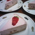 苺ソースで☆ピンクのレアチーズケーキ