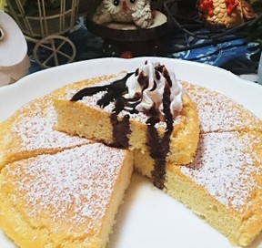  5つの材料で作るアーモンドケーキとフレッシュベリーのレシピ