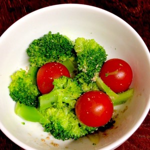 お弁当に ブロッコリーとトマトの胡麻和え レシピ 作り方 By Mikanaꔛ クックパッド 簡単おいしいみんなのレシピが352万品