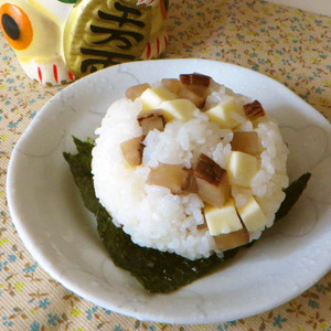 いぶりがっこチーズおにぎり レシピ 作り方 By Kakikukeei クックパッド 簡単おいしいみんなのレシピが356万品