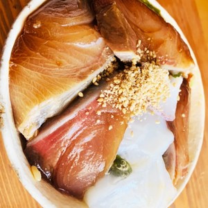 美味しく簡単 かつお漬け丼 他の刺身にも レシピ 作り方 By 旅好きよしふみ クックパッド 簡単おいしいみんなのレシピが371万品