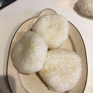 簡単 コンビニ塩おにぎりを忠実に再現 レシピ 作り方 By とんがりおむすび クックパッド 簡単おいしいみんなのレシピが355万品