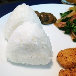 簡単 コンビニ塩おにぎりを忠実に再現 レシピ 作り方 By とんがりおむすび クックパッド 簡単おいしいみんなのレシピが355万品