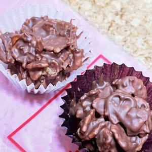 材料2つ ディズニー風 チョコクランチ レシピ 作り方 By Miiiレシピ クックパッド 簡単おいしいみんなのレシピが350万品