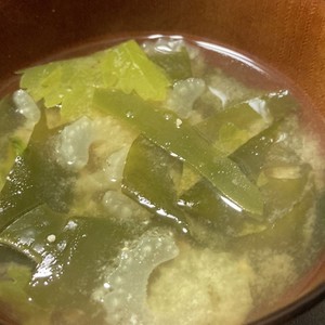 意外なコンビが セロリとワカメの味噌汁 レシピ 作り方 By Miria クックパッド 簡単おいしいみんなのレシピが357万品