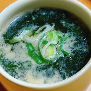 レンジで アツアツ半熟卵のお味噌汁 レシピ 作り方 By Nmママ クックパッド 簡単おいしいみんなのレシピが357万品