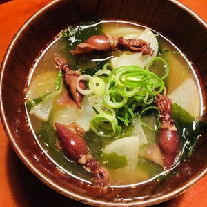 ほたるいか 蛍烏賊とワカメのお味噌汁 レシピ 作り方 By Makichihua クックパッド 簡単おいしいみんなのレシピが356万品