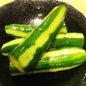 夏にぴったり 簡単きゅうりの一本漬け レシピ 作り方 By Harukyuru クックパッド 簡単おいしいみんなのレシピが359万品