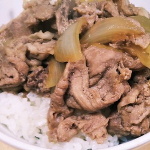 煮込み時間５分 麺つゆde簡単過ぎる牛丼 レシピ 作り方 By りょーーーこ クックパッド 簡単おいしいみんなのレシピが360万品