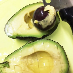 アボカドの種の取り方 レシピ 作り方 By Superlittleboo クックパッド 簡単おいしいみんなのレシピが358万品