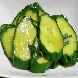 ニンニクと大葉入り きゅうりの漬物 レシピ 作り方 By りょうのひらさん クックパッド 簡単おいしいみんなのレシピが373万品