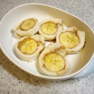 離乳食完了期 バナナきなこロールサンド レシピ 作り方 By Mikomama クックパッド 簡単おいしいみんなのレシピが356万品